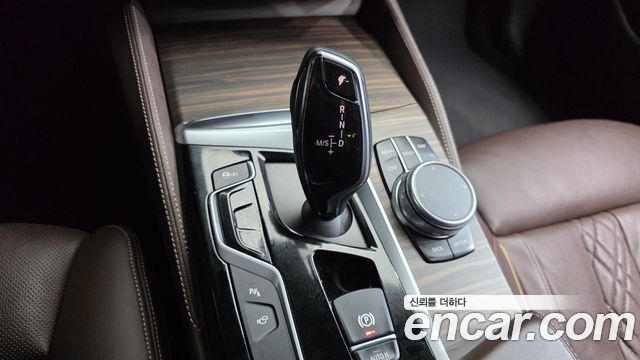 BMW 5-Series 2018 — photo 9