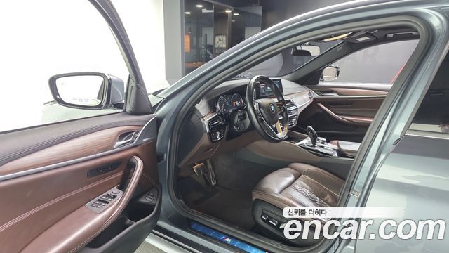 BMW 5-Series 2018 — photo 10