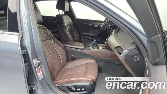 BMW 5-Series 2018 — photo 11