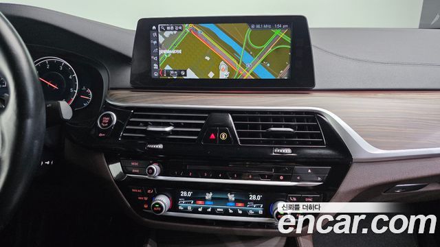 BMW 5-Series 2018 — photo 14