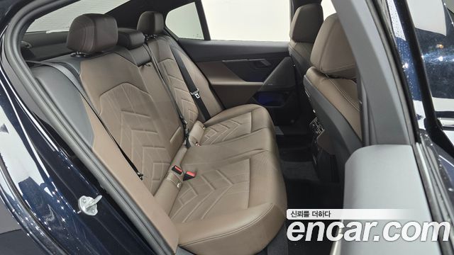 BMW 5-Series 2025 — photo 17