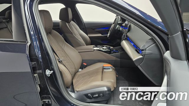BMW 5-Series 2025 — photo 16