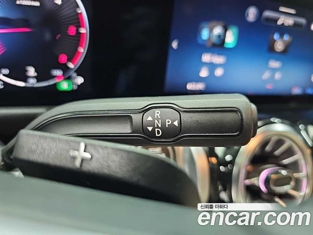 Mercedes-Benz GLB-Class 2024 — photo 8