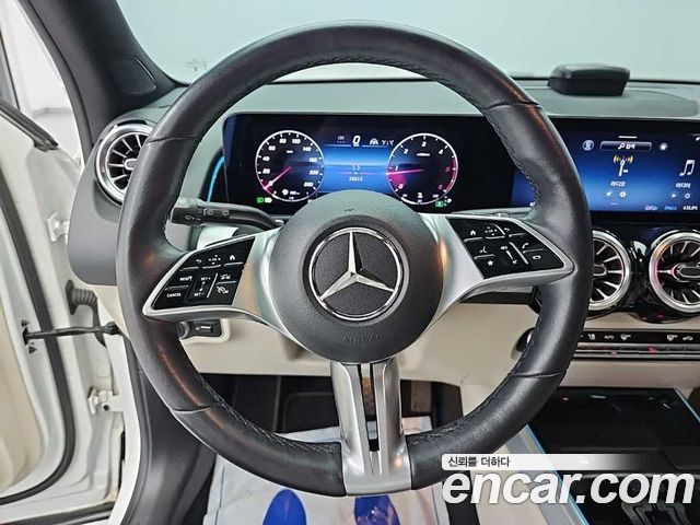 Mercedes-Benz GLB-Class 2024 — photo 9