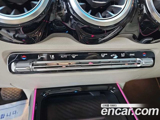Mercedes-Benz GLB-Class 2024 — photo 10