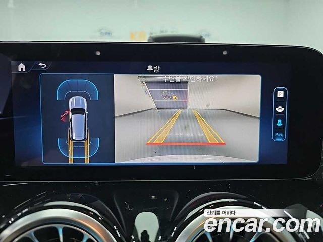 Mercedes-Benz GLB-Class 2024 — photo 15