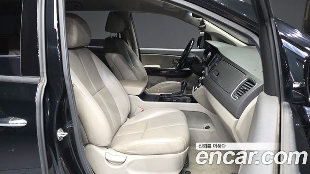 Kia Canival 2016 — photo 11
