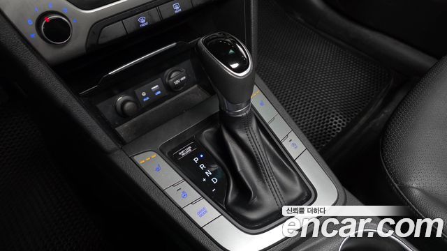 Hyundai AVANTE 2018 — photo 12