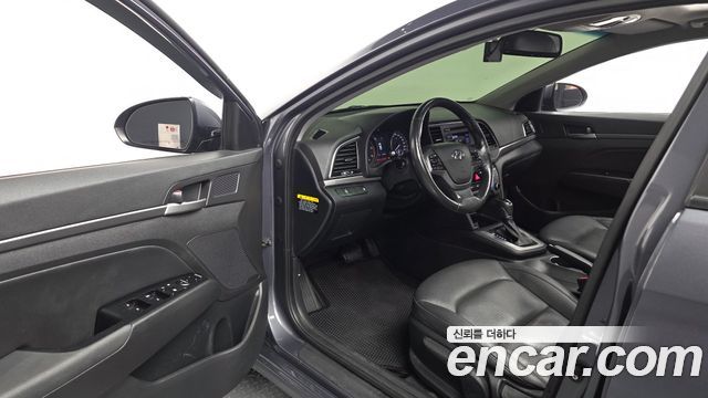 Hyundai AVANTE 2018 — photo 13