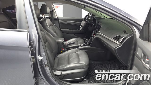 Hyundai AVANTE 2018 — photo 17