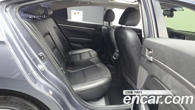 Hyundai AVANTE 2018 — photo 18