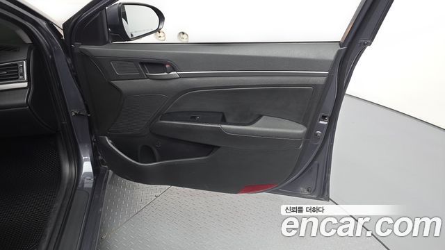 Hyundai AVANTE 2018 — photo 14