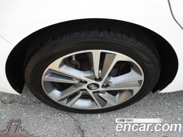 Hyundai AVANTE 2016 — photo 12
