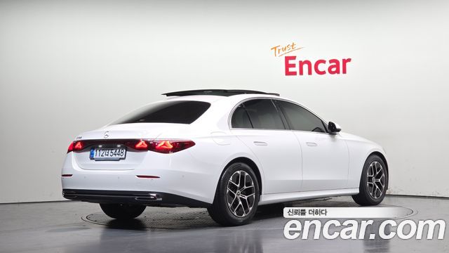 Mercedes-Benz E-Class 2025 — photo 2