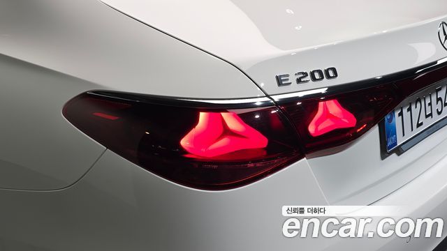 Mercedes-Benz E-Class 2025 — photo 9