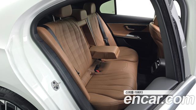 Mercedes-Benz E-Class 2025 — photo 16