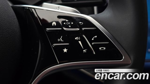Mercedes-Benz E-Class 2025 — photo 32