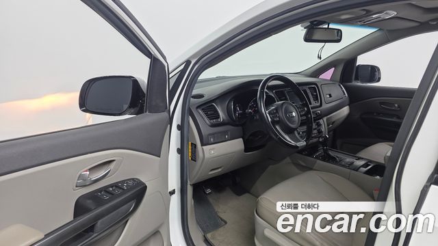 Kia Canival 2016 — photo 10