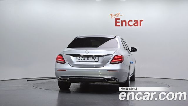 Mercedes-Benz E-Class 2017 — photo 4