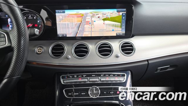 Mercedes-Benz E-Class 2017 — photo 12