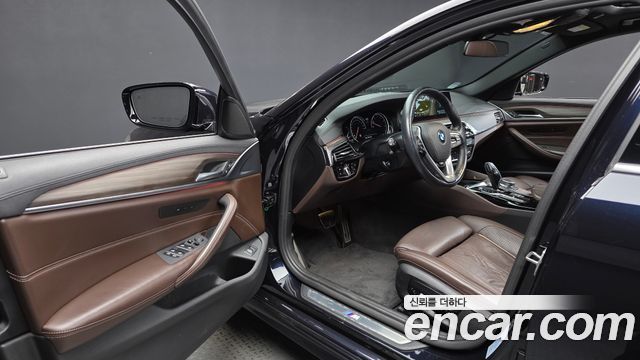 BMW 5-Series 2018 — photo 10
