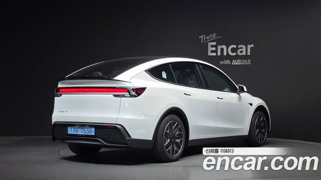 Tesla Model Y 2026 — photo 2