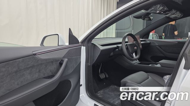 Tesla Model Y 2026 — photo 10