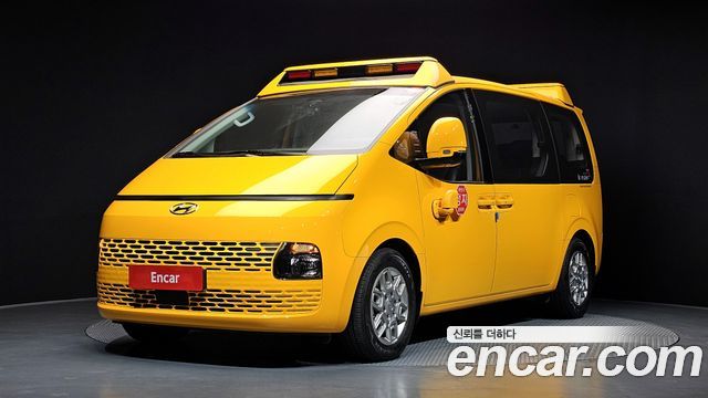 Hyundai Staria 2023 — photo 1