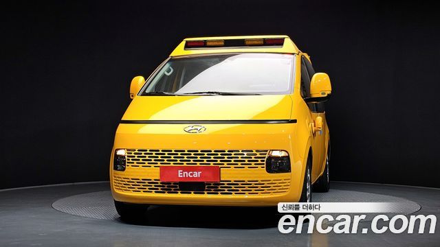 Hyundai Staria 2023 — photo 3