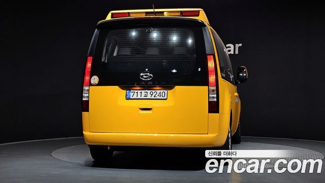 Hyundai Staria 2023 — photo 4