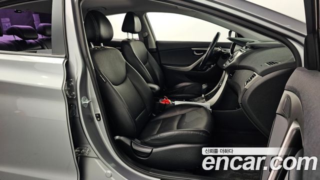 Hyundai AVANTE 2014 — photo 17