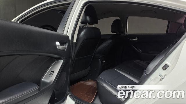 Kia K3 2015 — photo 18