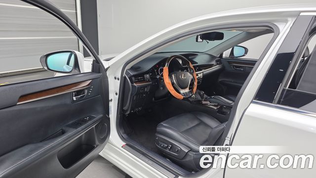 Lexus ES 2015 — photo 10