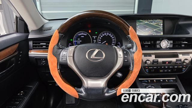 Lexus ES 2015 — photo 12