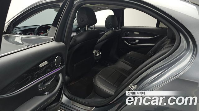Mercedes-Benz E-Class 2018 — photo 12