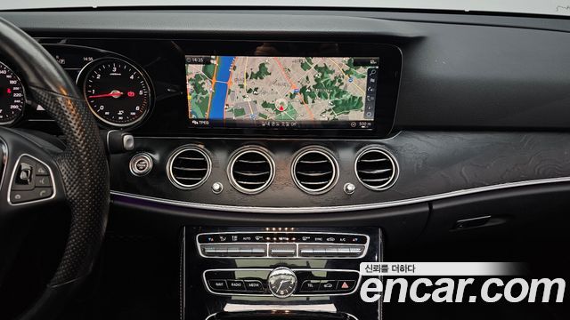 Mercedes-Benz E-Class 2018 — photo 14