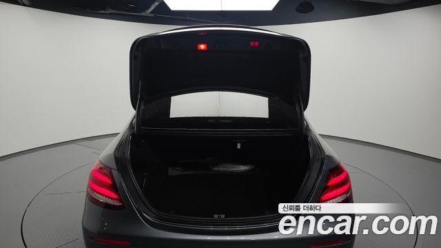Mercedes-Benz E-Class 2018 — photo 20