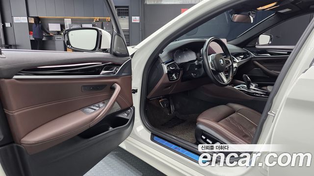 BMW 5-Series 2021 — photo 13