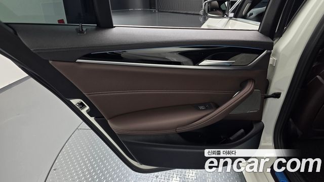 BMW 5-Series 2021 — photo 15