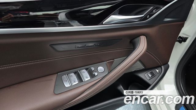 BMW 5-Series 2021 — photo 28