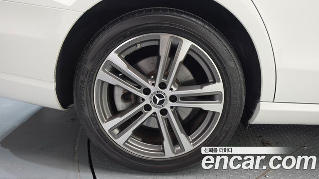 Mercedes-Benz E-Class 2022 — photo 5