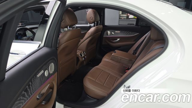 Mercedes-Benz E-Class 2022 — photo 17