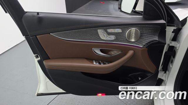 Mercedes-Benz E-Class 2022 — photo 14