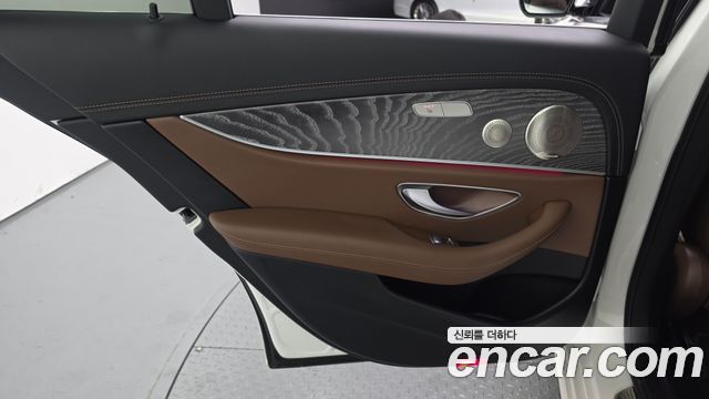 Mercedes-Benz E-Class 2022 — photo 15