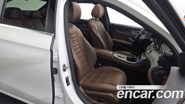 Mercedes-Benz E-Class 2022 — photo 16