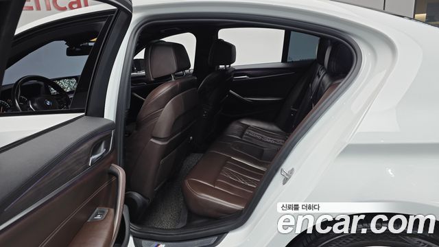 BMW 5-Series 2017 — photo 17