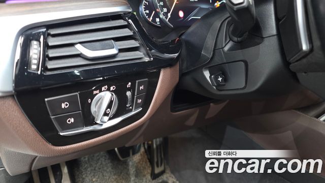 BMW 5-Series 2017 — photo 23