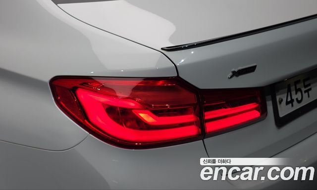 BMW 5-Series 2017 — photo 9