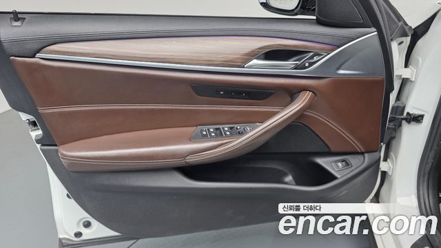 BMW 5-Series 2017 — photo 14