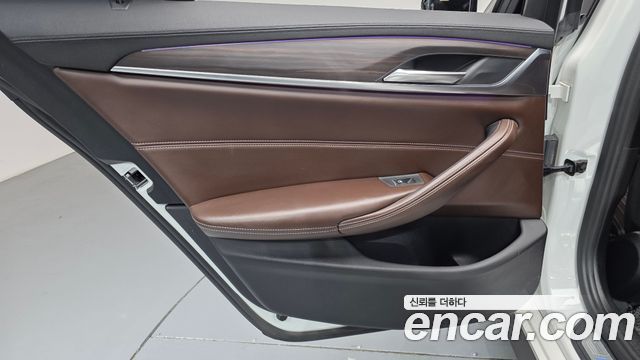 BMW 5-Series 2017 — photo 15